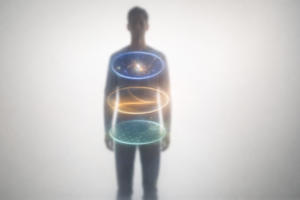 Figura humana con capas circulares translúcidas superpuestas que representan espacio, tiempo y realidad, simbolizando la integración de cuerpo, mente y espíritu.